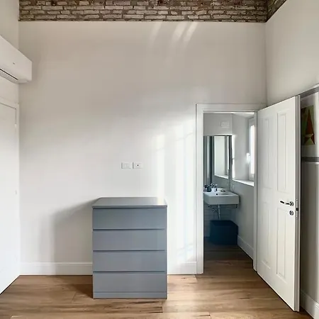 Minimal Studio W/ Balcony In Dt. Quiet, Bright 2bd