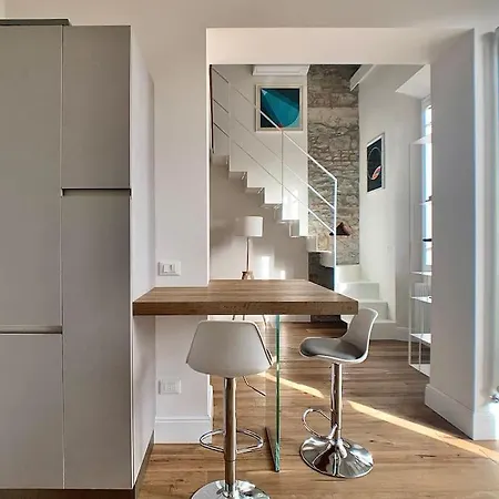 Minimal Studio W/ Balcony In Dt. Quiet, Bright 2bd *