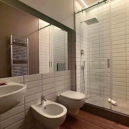 Minimal Studio W/ Balcony In Dt. Quiet, Bright 2bd Florencja