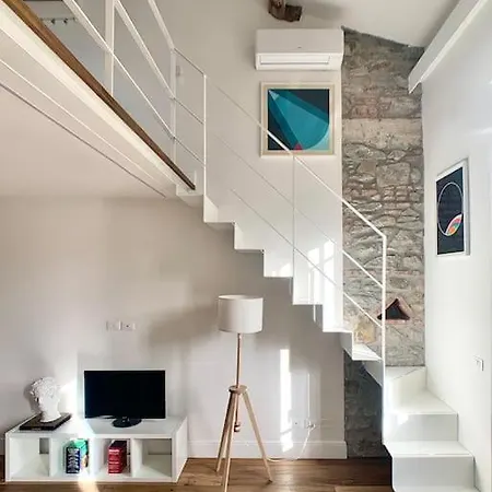 Minimal Studio W/ Balcony In Dt. Quiet, Bright 2bd Apartament