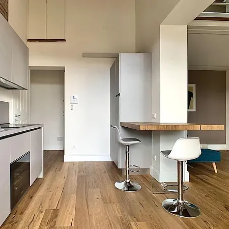Minimal Studio W/ Balcony In Dt. Quiet, Bright 2bd Florencja