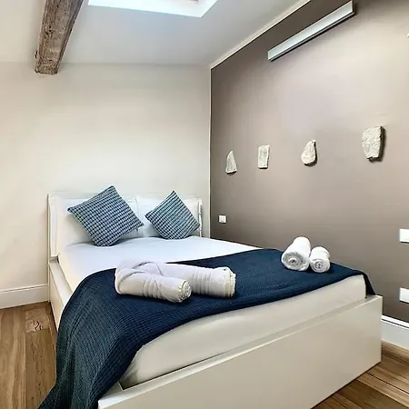 Minimal Studio W/ Balcony In Dt. Quiet, Bright 2bd *