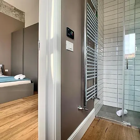 Minimal Studio W/ Balcony In Dt. Quiet, Bright 2bd Apartament