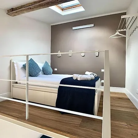 Minimal Studio W/ Balcony In Dt. Quiet, Bright 2bd *