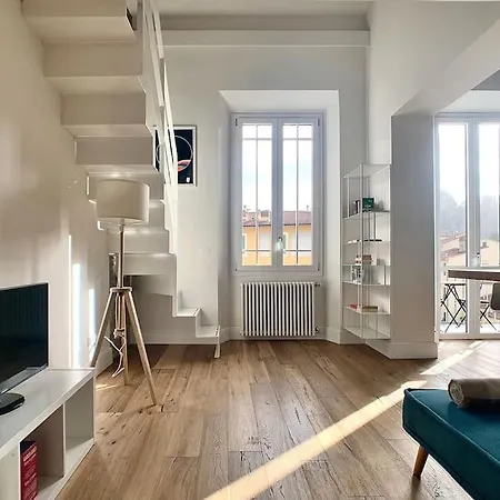 Minimal Studio W/ Balcony In Dt. Quiet, Bright 2bd