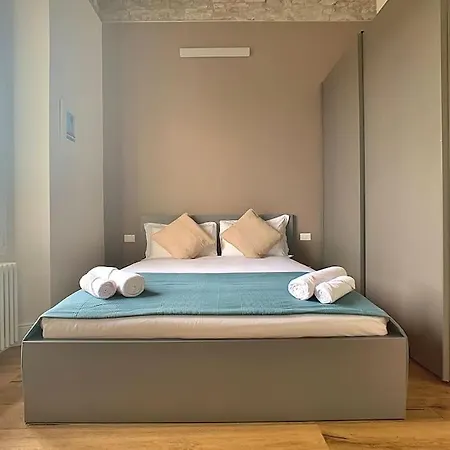 Minimal Studio W/ Balcony In Dt. Quiet, Bright 2bd Apartament *