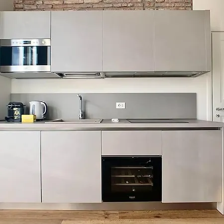 Apartament Minimal Studio W/ Balcony In Dt. Quiet, Bright 2bd Florencja