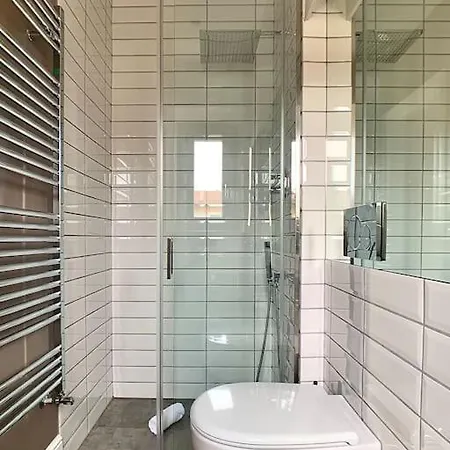 Minimal Studio W/ Balcony In Dt. Quiet, Bright 2bd Apartament