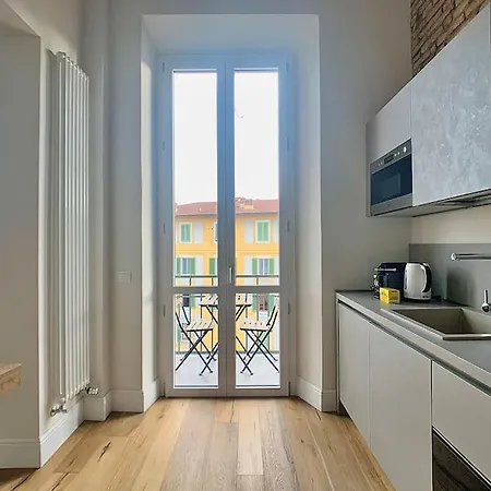 Minimal Studio W/ Balcony In Dt. Quiet, Bright 2bd *