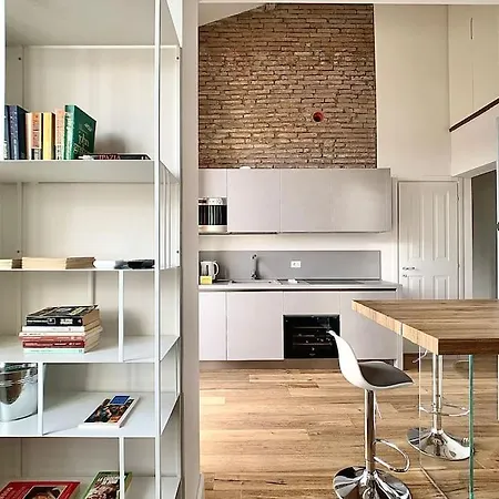Minimal Studio W/ Balcony In Dt. Quiet, Bright 2bd * Florencja