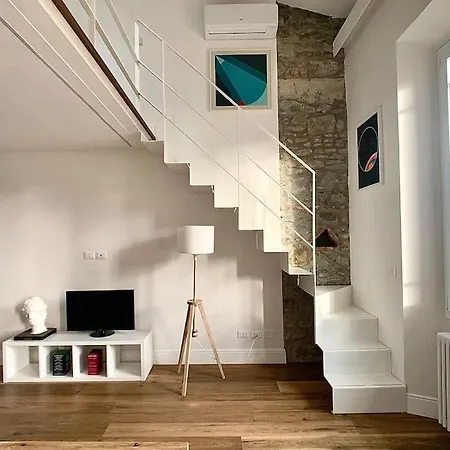 Minimal Studio W/ Balcony In Dt. Quiet, Bright 2bd Apartament Florencja